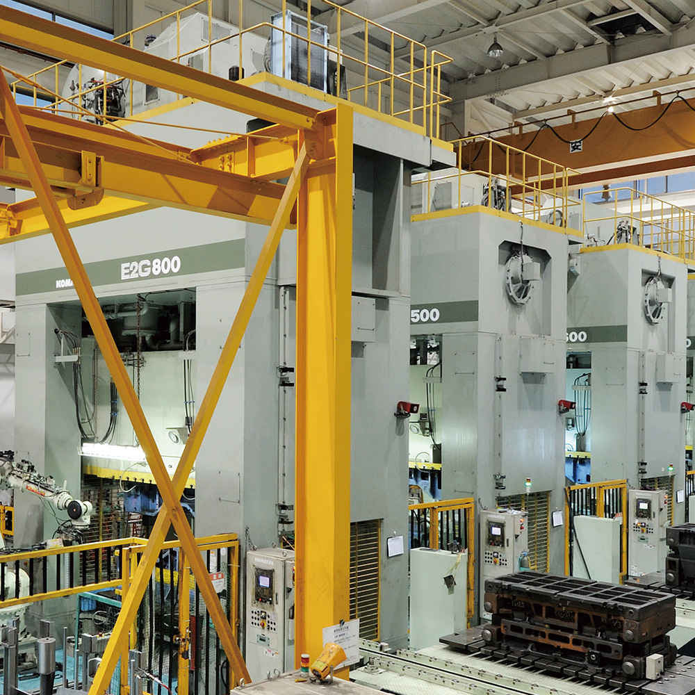 プレス作業画像